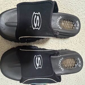 Brand new never worn Skecher Black and iridescent siding Slide Sandal Logo sz 7